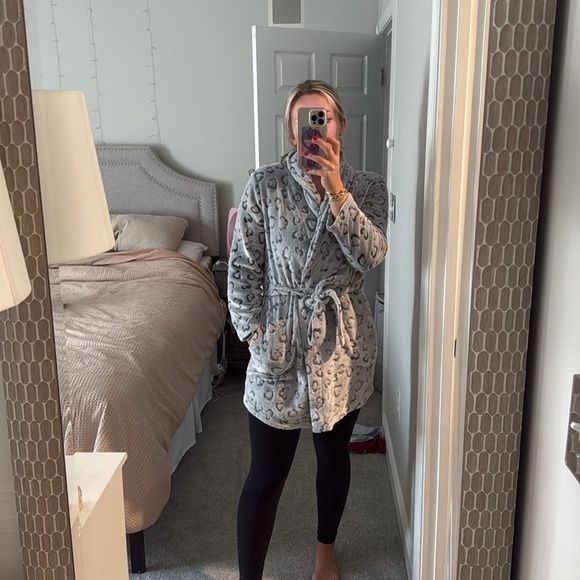 Soft Grey cheetah robe with pockets - Picture 1 of 3